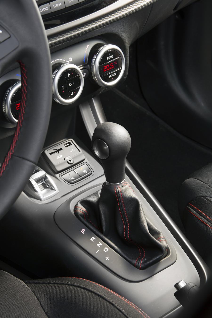 Детали интерьера Alfa Romeo Giulietta Sprint 2014 года  (фото 3 из 70)